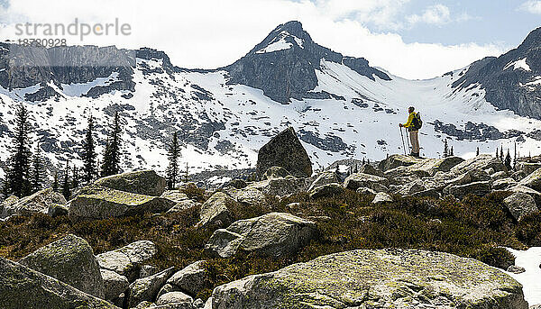 Niedrigwinkelansicht einer Wanderin  die den Blick auf die schneebedeckten Berge genießt