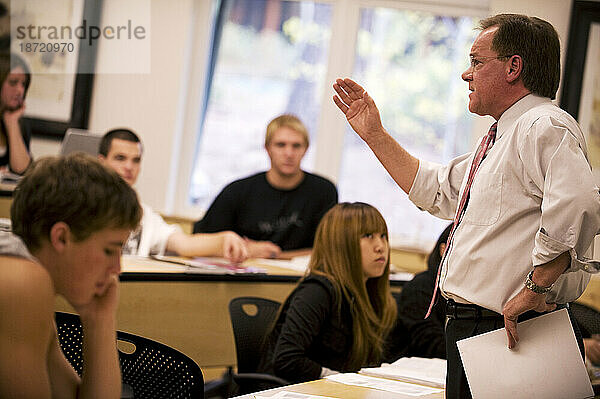 Ein Professor hält Vorlesungen für Studenten am Sierra Nevada College  Lake Tahoe  Nevada.