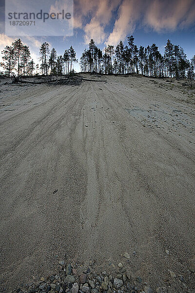 Eine Sandbank bei Sonnenuntergang am Ufer des Oulanka-Flusses im Oulanka-Nationalpark  Finnland.