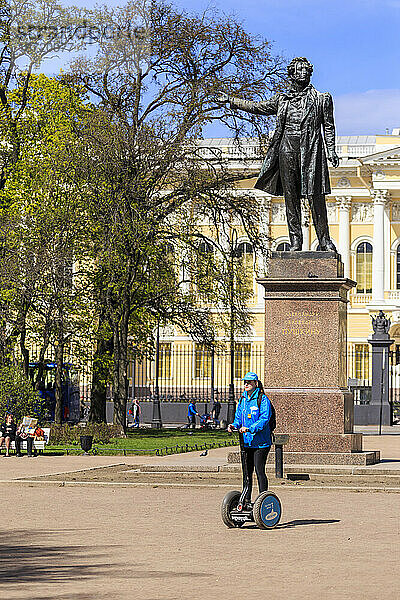 Frau auf dem Segway in der Nähe der Statue von Alexander Puschkin  St. Petersburg  Russland