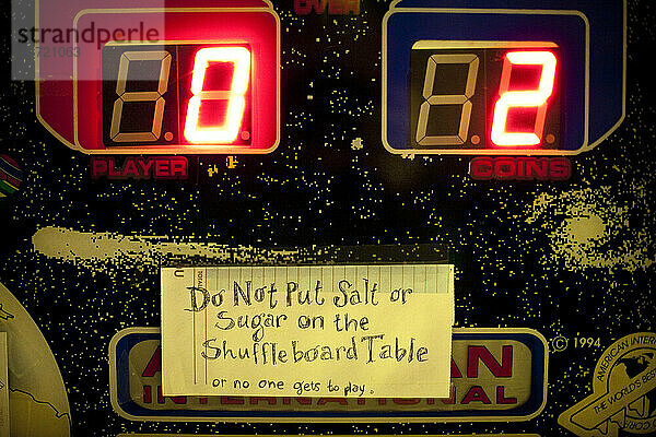 Ein handgeschriebenes Schild auf einem Vintae-Shuffleboard-Tisch warnt davor  in einer Bar in Seattle  Washington  Zucker oder Salz auf den Tisch zu legen.