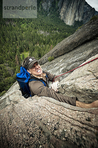 Ein Kletterer greift im Juni 2010 in Yosemite in eine Spalte mit der Hand.