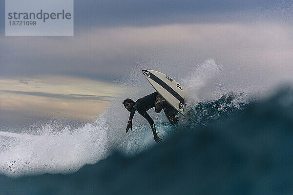 Männlicher Surfer reitet auf Welle  männlich  Malediven