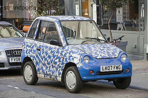 Ein G-Wiz-Elektroauto auf den Straßen von London  Großbritannien. Solche emissionsfreien Fahrzeuge helfen  den Klimawandel zu bekämpfen.