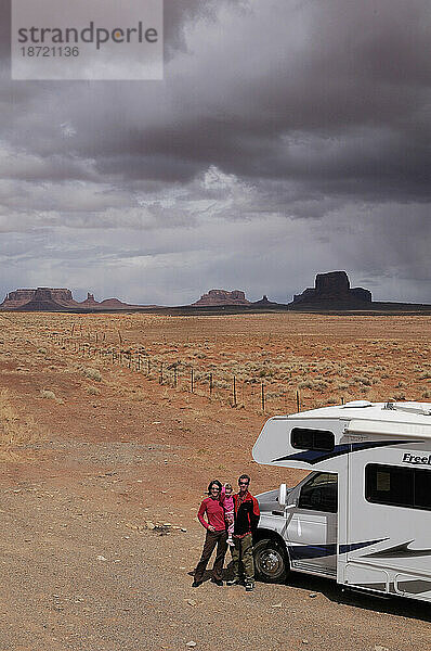 Familie mit Roadbear RV Camper im Monument Valley in der Nähe von Kayenta  Navajo Indian Reservation  Arizona  USA.