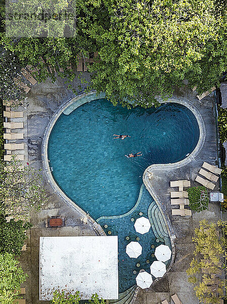 Zwei Personen entspannen im Schwimmbad  Kuta  Bali  Indonesien