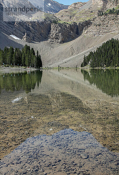 Spiegelungen im Wasser der Berge und Bäume in Ibon de Plan