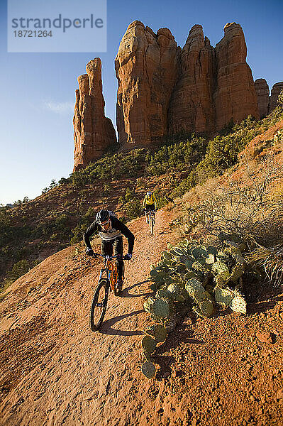 Zwei Männer beim Mountainbiken  Sedona  Arizona.