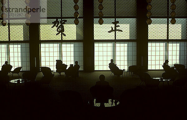 Silhouetten von Gästen in der Hotellounge in Tokio  Japan.