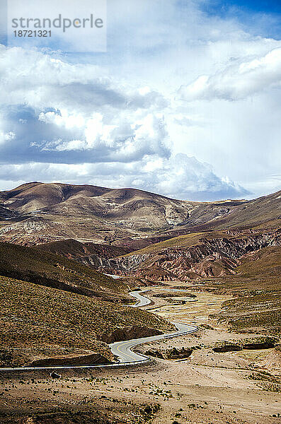 Kurvenreiche Straße in einem Bergtal in Bolivien