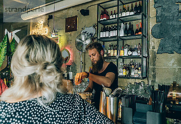 Mädchen und Barkeeper in einer Cocktailbar.