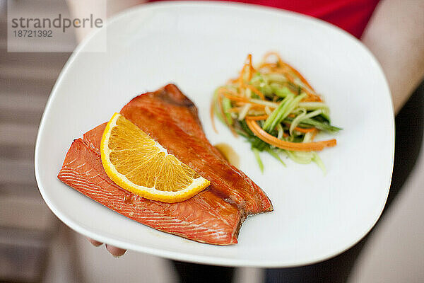 Frisch gekochter Copper River Lachs liegt auf einem weißen Platz mit Gemüse in Seattle  Washington.