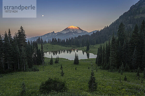 Mount Rainier vom Tipsoo-See bei Sonnenaufgang mit Mond im Hintergrund