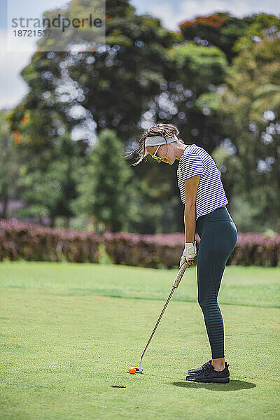 Frau spielt Golf  Bedugul  Bali  Indonesien