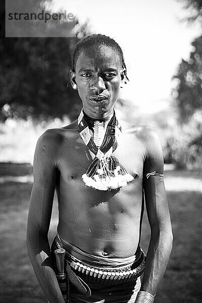 Ein Porträt eines äthiopischen Mannes in traditioneller Kleidung im Dorf Hamer.