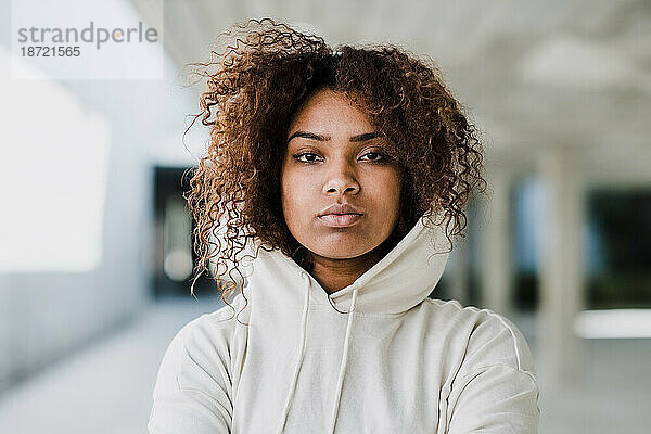 Porträt einer afroamerikanischen Frau im Stadtgebiet