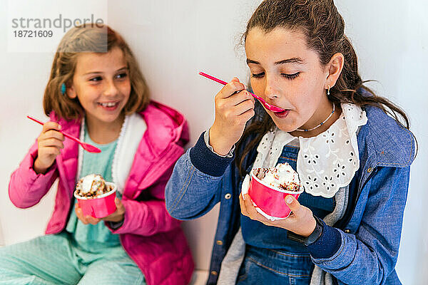 Zwei kleine Mädchen essen Eis