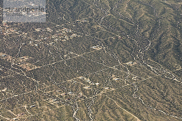 Luftaufnahme einer spärlichen Bebauung und unbefestigter Straßen am Stadtrand von Phoenix  Arizona.