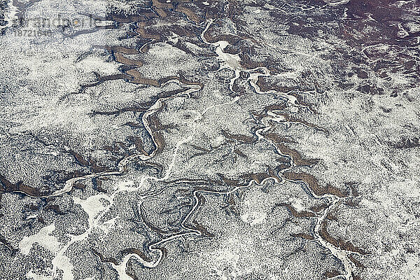 Die Luftaufnahme von Neuschneefall zeigt ein Flussnetz  das aus der umliegenden Beifußsteppe im Norden Arizonas erodiert ist.