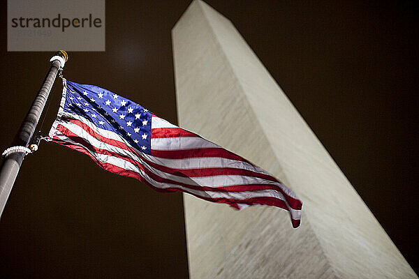 Die Flagge der Vereinigten Staaten weht am Vorabend der Vereidigung von Präsident Obama  Washington Monument  Washington D.C.