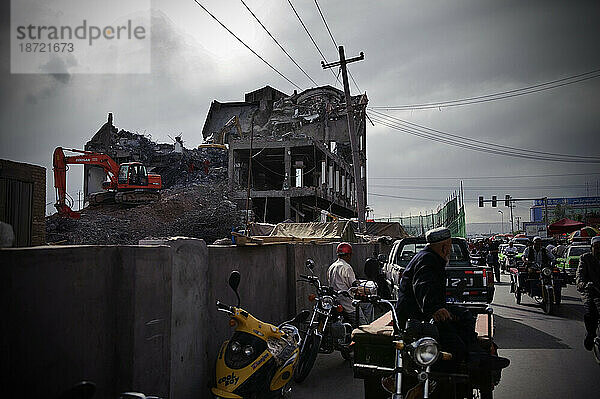Schwere Maschinen zerstören Gebäude im alten Teil der Stadt Kashgar  Xinjiang  China.
