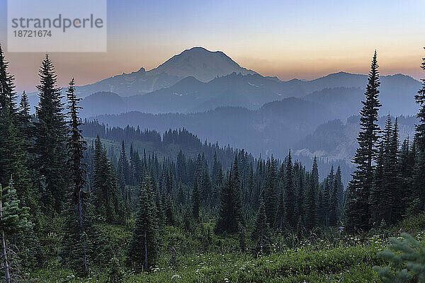 Ein dunstiger Mount Rainier in der Abenddämmerung vom Naches-Gipfel aus