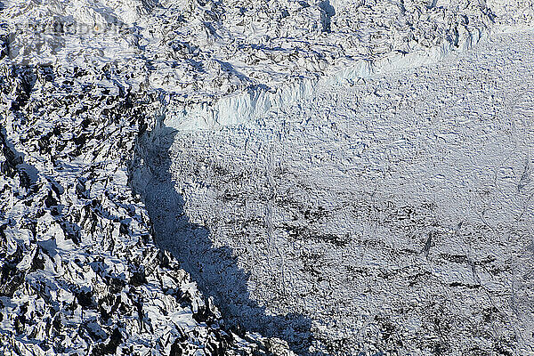 Luftaufnahme eines ungewöhnlichen rechten Winkels in der Kalbungsfläche des Columbia-Gletschers in der Nähe von Valdez  Alaska.