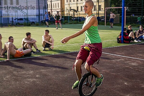 Teenager-Mädchen reitet Einräder im Park von Sankt Petersburg  Russland