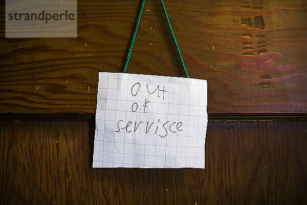 Auf einem kleinen selbstgemachten Schild in Kinderhandschrift steht: „Außer Betrieb“