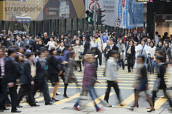 Menschenmassen auf der Straße in Hongkong  China. Hongkong ist einer der am dichtesten besiedelten Teile der Erde. Auf engstem Raum leben sieben Millionen Menschen. Wenn als