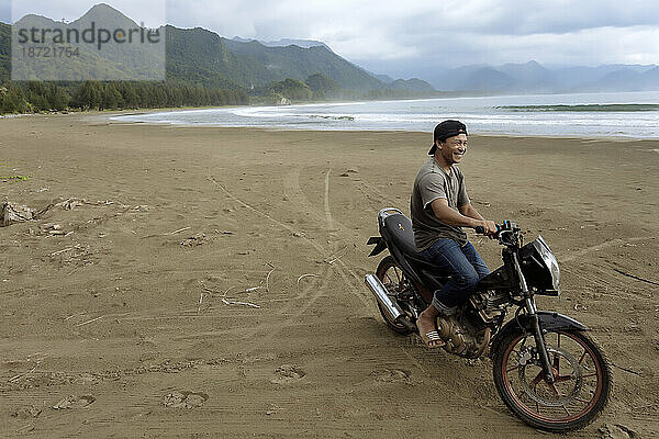 Asiatischer Mann auf Motorrad am Strand  Banda Aceh  Sumatra  Indonesien