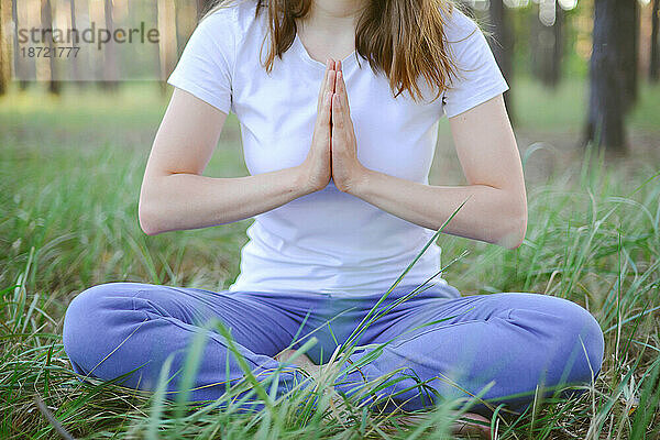 Frau praktiziert Yoga im Freien