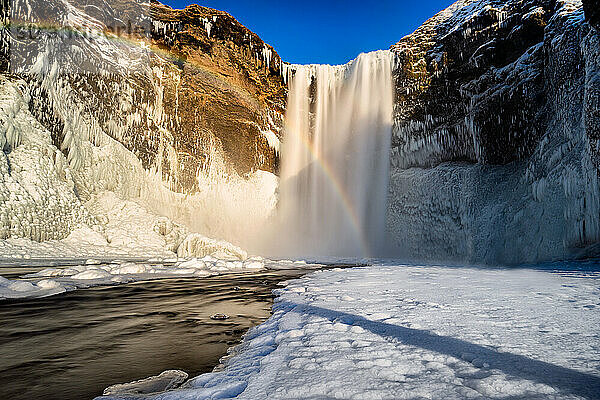 Wasserfall und Regenbogen in Island