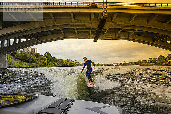 Wake-Surfen im Herbst.