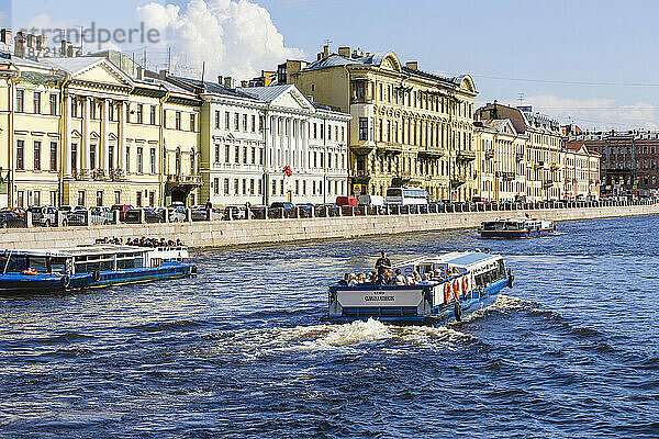 Touristenschiff fährt auf dem Fluss Newa in Sankt Petersburg  Russland
