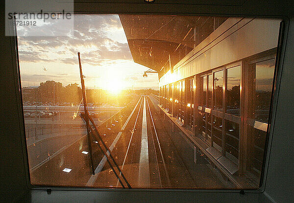 Blick aus dem Skytrain-Fenster bei Sonnenuntergang  Newark Int. Flughafen  New Jersey.