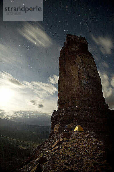 Nachtaufnahme eines Zeltes  aufgenommen beim Rucksackwandern unter dem Castleton Tower in der Nähe von Moab  UT. Castle Valley  UT.