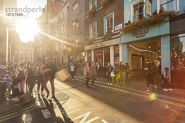 Brewer Street mit Sonnenschein und Touristenmassen