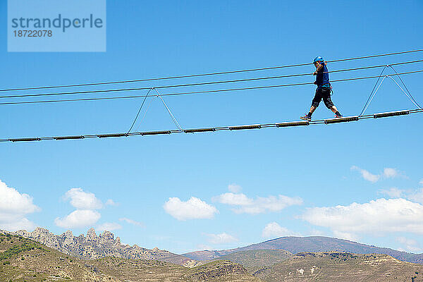 Überquerung einer tibetischen Brücke beim Klettersteigklettern in Spanien