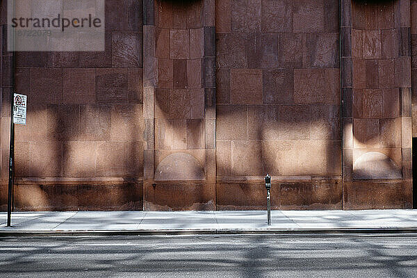 Leerer Parkplatz im frühen Morgenlicht.