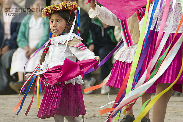 Ein junges Mädchen tritt während des Santa Rosa de Lima-Festivals bei einem Tanzwettbewerb in Llamay  in der Nähe von Cusco  Peru  auf.