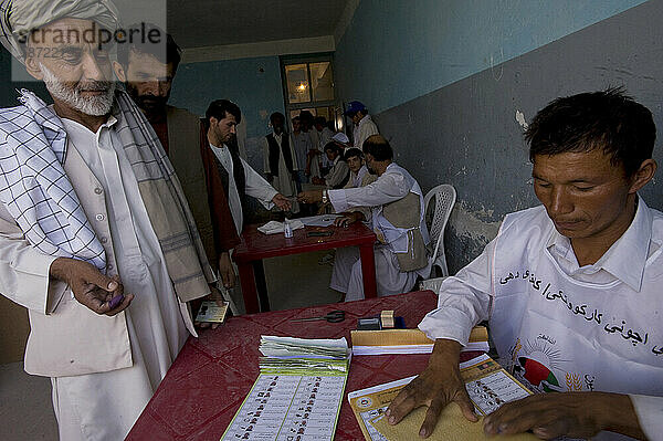 Szenen von der Abstimmung am Tag der Präsidentschafts- und Provinzwahlen in Mazar-i Sharif  Afghanistan.