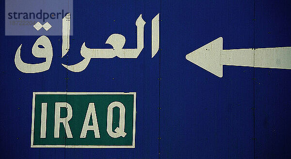 Straßenschild auf dem Weg in den Irak auf syrischem Territorium.