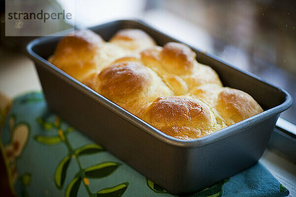 Frisch gebackene Brioche steht auf einer Fensterbank in Seattle  Washington.