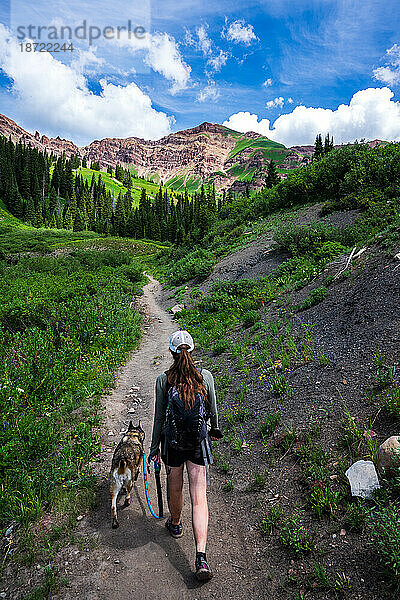 Frau wandert in den Bergen in der Nähe von Crested Butte  Colorado