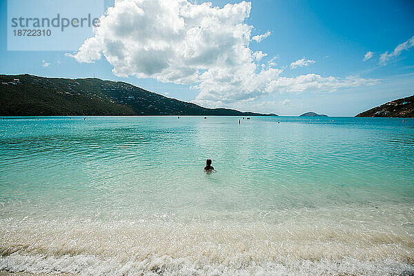 Mädchen im ruhigen karibischen Wasser von Magen's Bay Beach St Thomas USVI