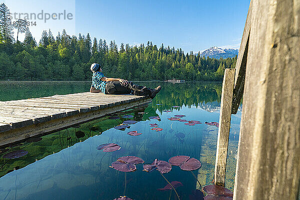 Entspannender Mann mit Blick auf den Crestasee  Flims  Schweiz