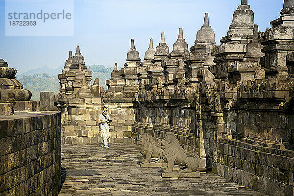 Touristen erkunden den Borobudur-Tempel in Yogyakarta  Insel Java  Indonesien