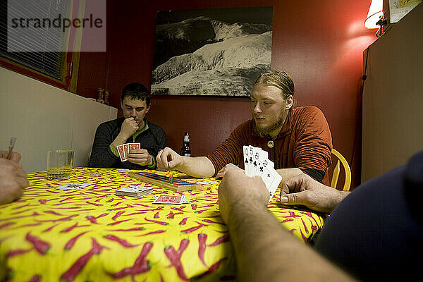 Eine Gruppe Männer entspannt sich beim Cribbage-Spielen am Mt. Washington Observatory.