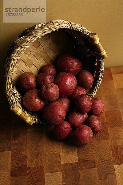 Rote Kartoffeln in einem Korb.